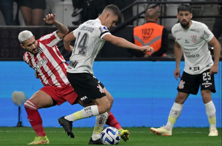 Moscardo em jogo do Corinthians contra o Estudiantes pela Sul-Americana. Meio-campista voltou a ficar na mira do Barcelona.