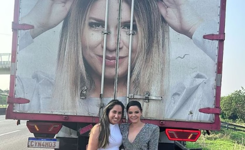 A cantora Maraisa ao lado da caminhoneira Laís Oliveira, que tem homenagem a Marília Mendonça em seu caminhão.