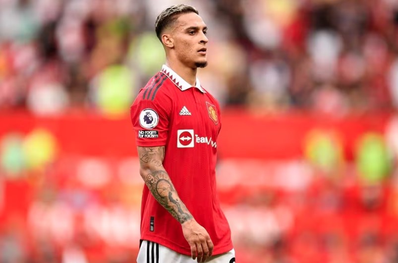 Antony, jogador do Manchester United, pode voltar ao time após ser afatado pelo clube