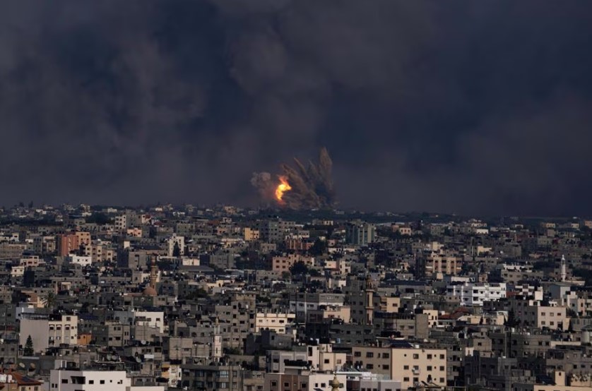 Ataque aéreo israelense à cidade e Gaza neste domingo, 8.