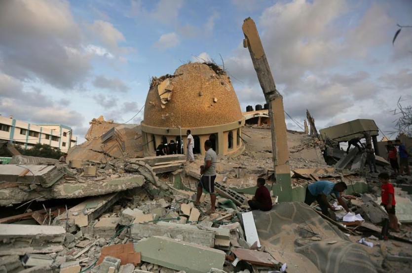 Mesquita destruída em Khan Younis, na Faixa de Gaza.