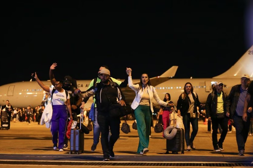Brasileiros que foram repatriados da zona de guerra em Israel no Oriente Médio comemoram desembarque na manhã desta quarta-feira (11) na Base Aérea de Brasília