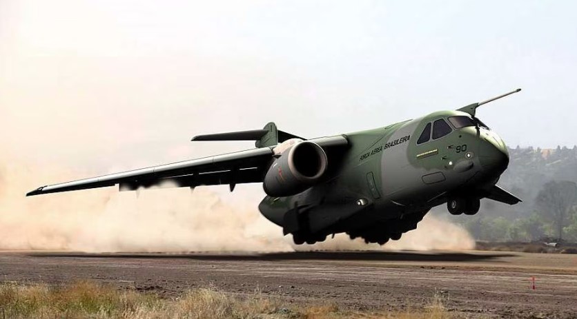 Imagem mostra aeronave KC-390, construída pela Embraer. Avião é utilizado pela FAB para resgatar brasileiros em Israel