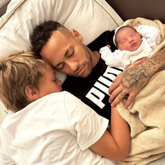 Neymar paizão? Jogador posta foto com filhos no colo
