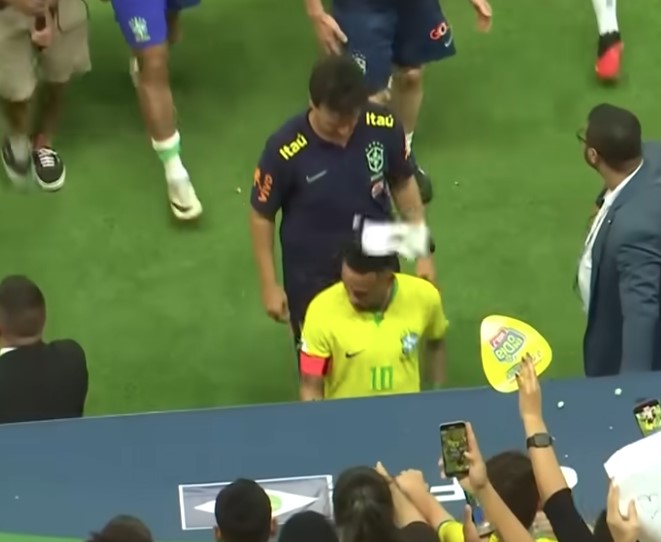 Neymar mostra indignação após ser atingido por saco de pipoca: 'Não venho aqui para passear'