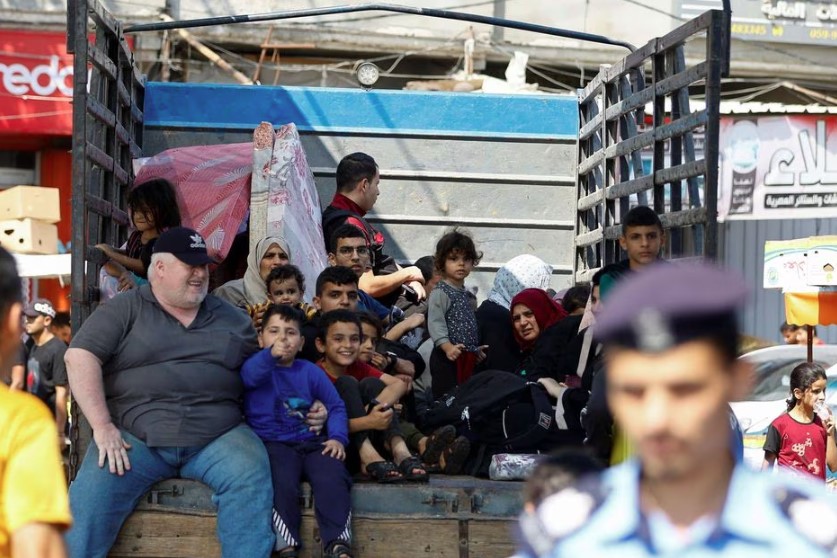 Palestinos deixam suas casas no sul de Gaza após Israel emitir alerta de retirada