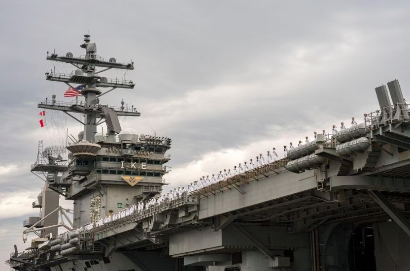 USS Eisenhower em imagem de 14 de outubro divulgada pelo Departamento de Defesa dos EUA; porta-aviões e seus navios de guerra se juntarão a outro grupo de ataque já desdobrado no leste do Mediterrâneo.
