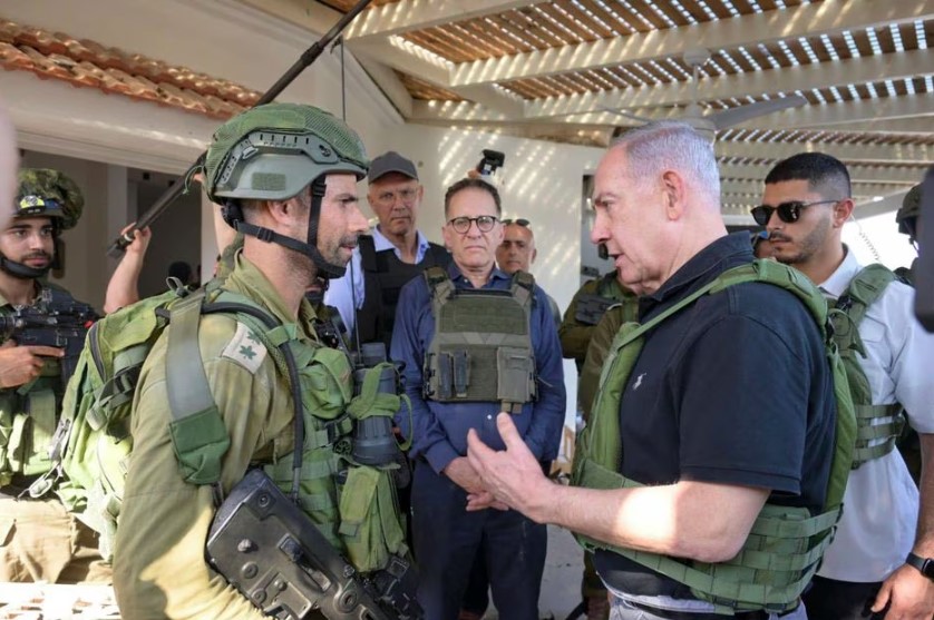 Netanyahu conversa com soldado em kibbutz de Be'eri e Kfar Aza, no sábado: promessa de esmagar grupo terrorista Hamas.
