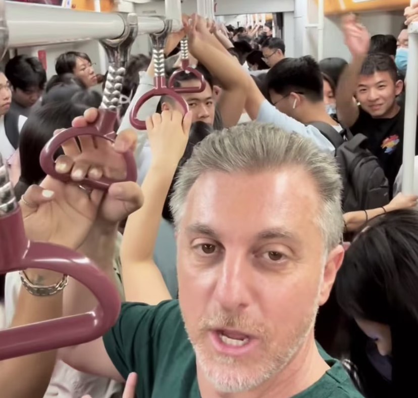 Luciano Huck em metrô de Guangzhou, na China, em outubro de 2023.