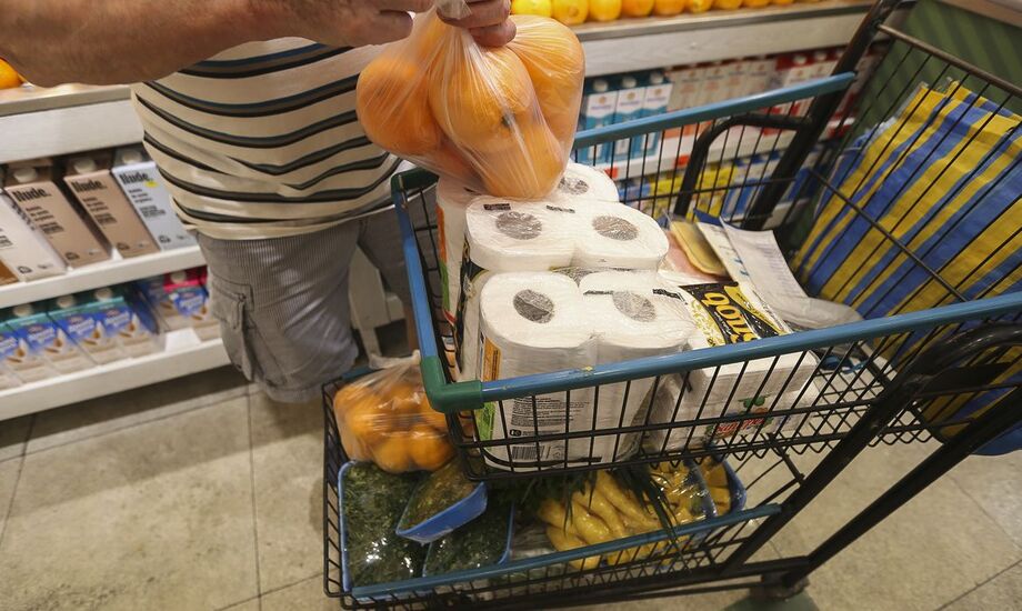 Segmentos como farmácias, supermercados e veículos lideram crescimento; setores ligados a bens duráveis ainda operam abaixo de 2020