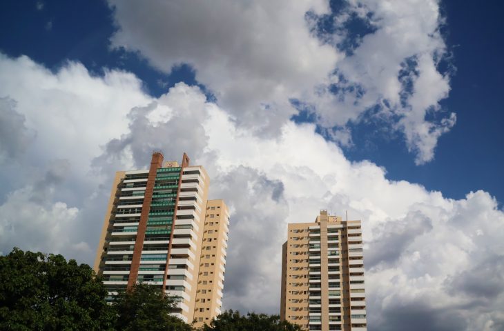 Céu com sol e nuvens em Campo Grande; previsão indica chuvas isoladas no período da tarde e à noite