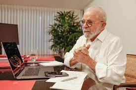 Lula participa de videoconferência.