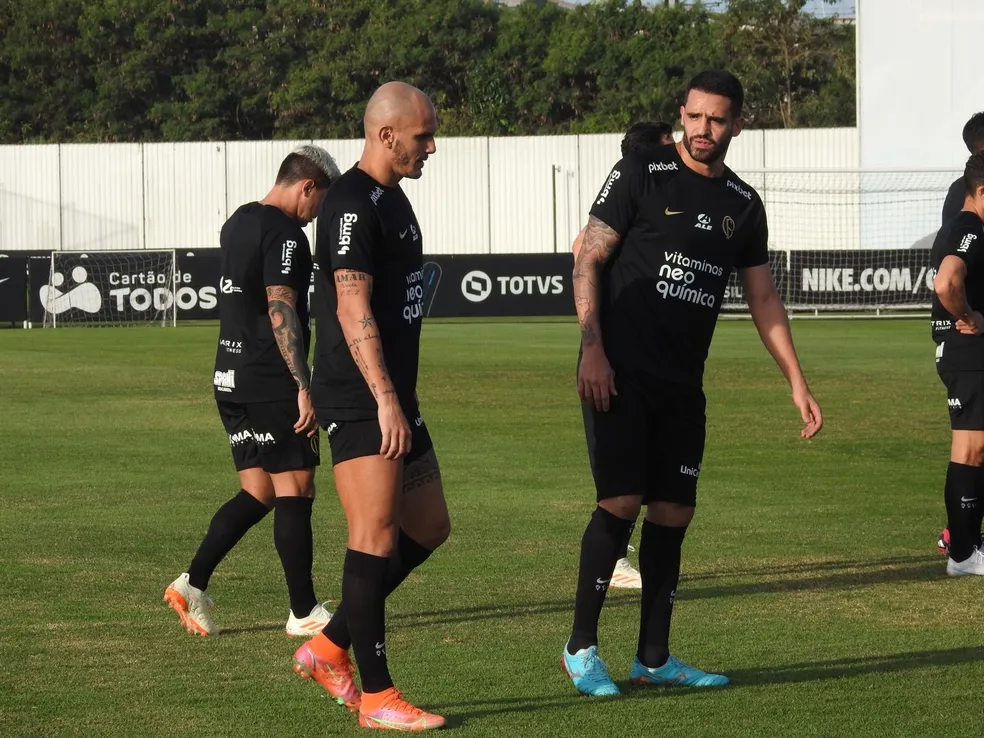 Fábio Santos e Renato Augusto em treino do Corinthians