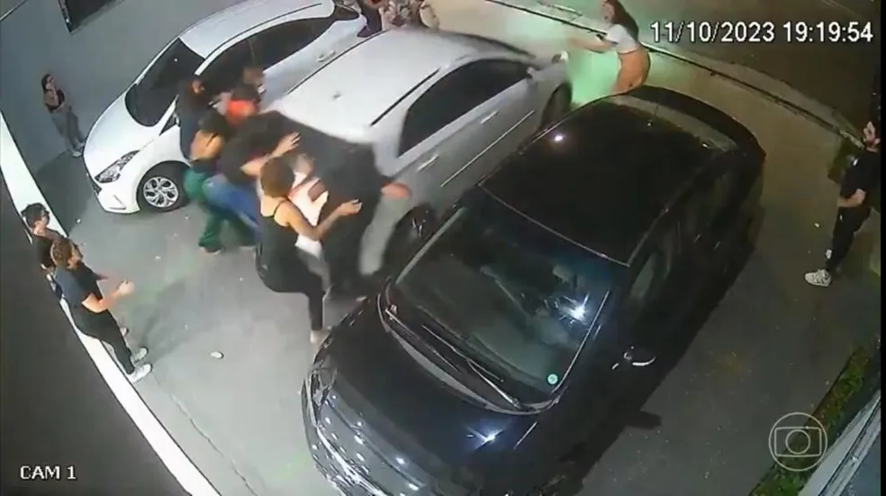 Mulher é presa por tentativa de homicídio ao atropelar 4 pessoas