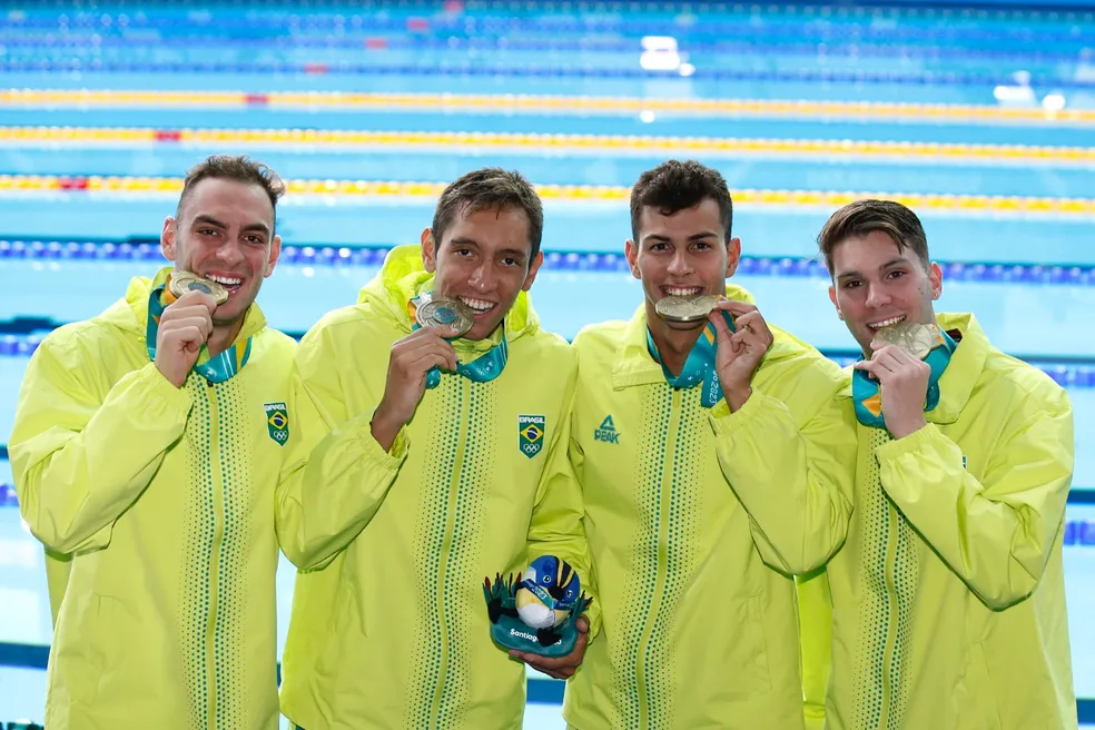Revezamento 4x200m livre masculino formado por Fernando Scheffer, Breno Correia, Guilherme Costa e Murilo Sartori é ouro no Pan 2023
