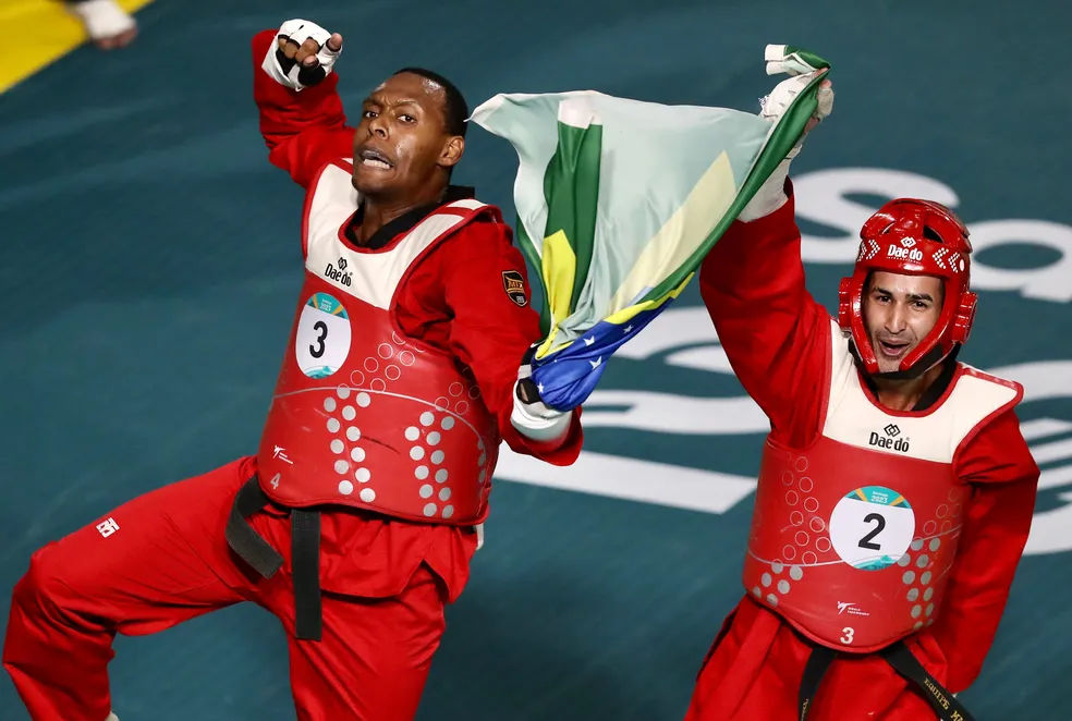 Taekwondo brasileiro conquista ouro e bronze no Pan de Santiago; badminton leva dois bronzes