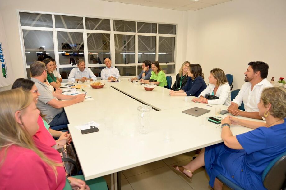 Em reunião bastante produtiva sobre o futuro, a diretoria executiva da Agems liderada pelo diretor-presidente Carlos Alberto de Assis esteve com o reitor da universidade, o professor-doutor Laércio Alves e a equipe docente