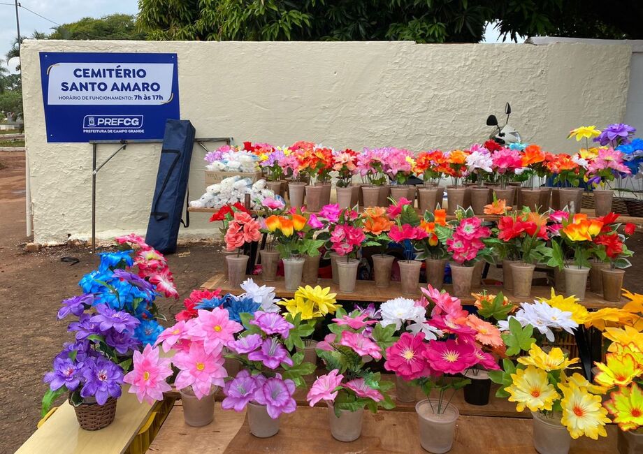 Populares movimentam cemitério nas vésperas de feriado