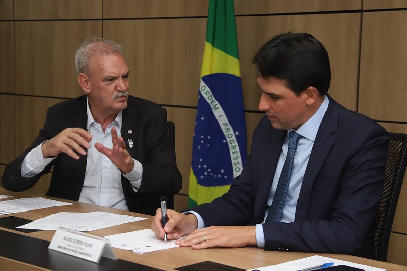 O deputado Geraldo Resende (PSDB) ao lado do ministro de Portos e Aeroportos, Sílvio Costa Filho