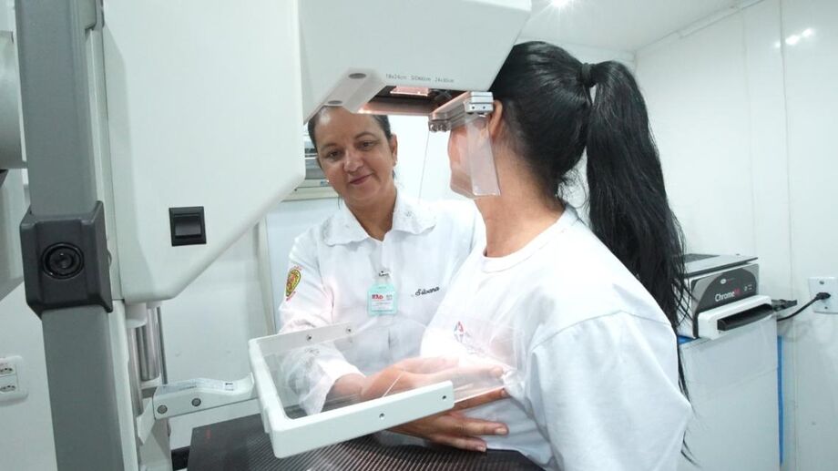 Os exames são realizados por enfermeiras e técnicas em radiologia em um centro médico móvel