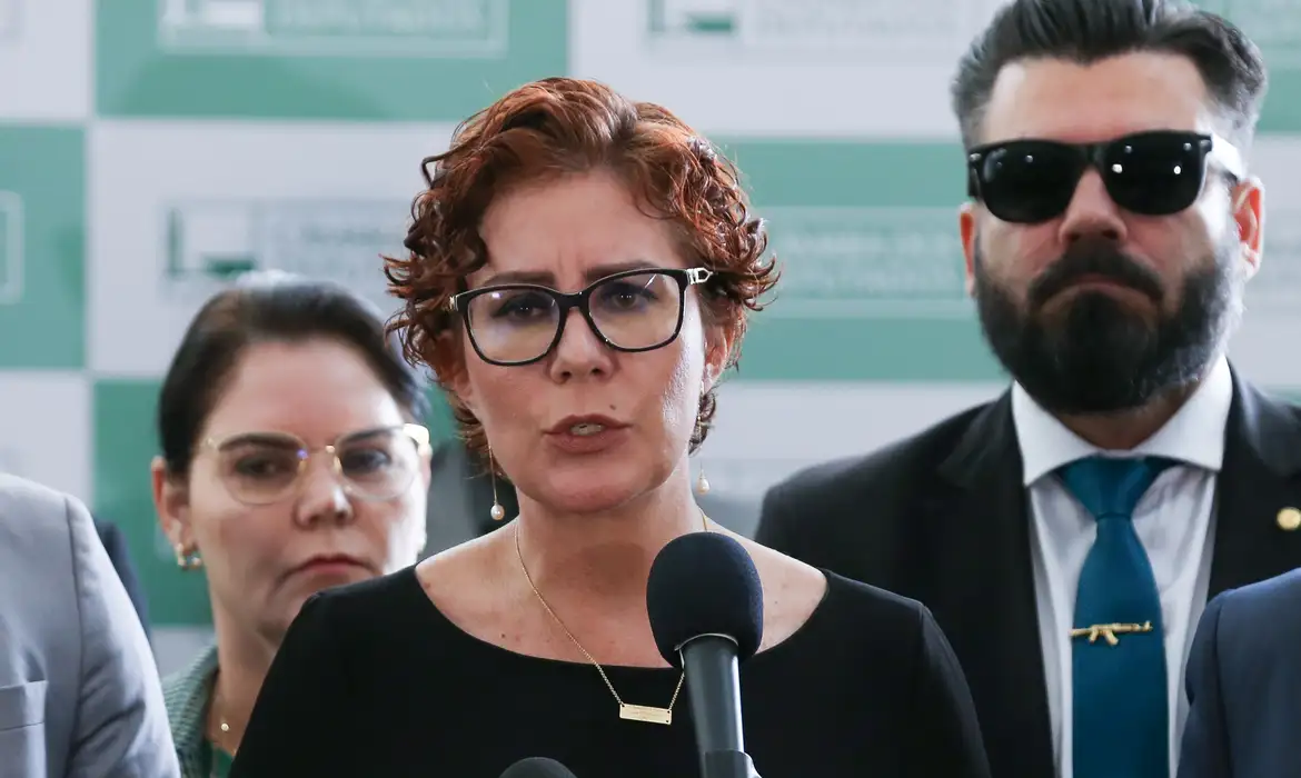 Carla Zambelli nega acordo com hacker para emitir mandado de prisão contra Moraes