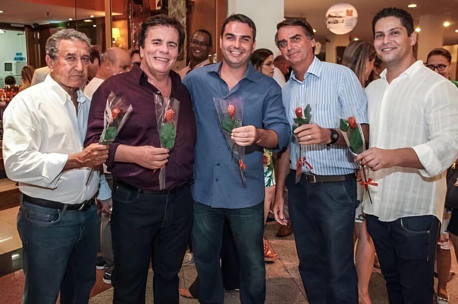 Senador Flávio Bolsonaro ao lado de Jair Bolsonaro e do empresário Alexandre Santini (à direita) na inauguração da loja de chocolates em um shopping na Barra da Tijuca