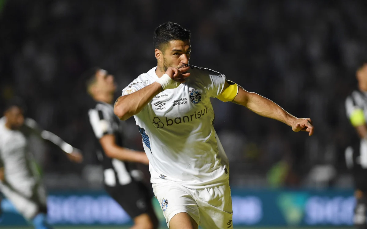 Com hat-trick de Suárez, Grêmio aplica virada histórica no Botafogo e deixa Brasileirão aberto