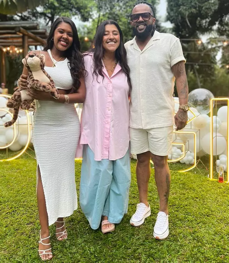 Xande de Pilares e sua mulher, Thay Pereira com Regina Casé durante o chá de revelação
