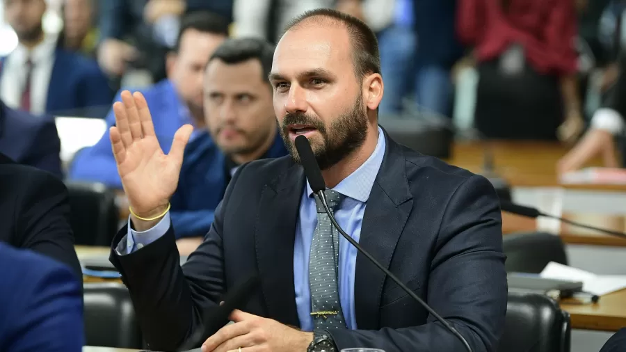 O deputado federal Eduardo Bolsonaro (PL-SP) durante CPMI dos atos antidemocráticos de 8 de janeiro