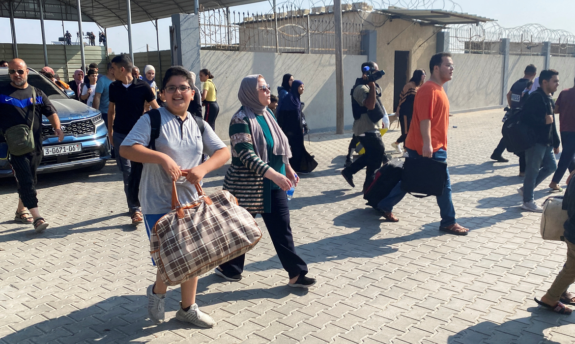 Estrangeiros deixam faixa de Gaza.