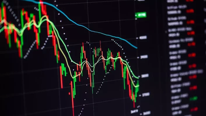 Ibovespa sobe 1,2%, a 124,6 mil pontos, nível não visto desde julho de 2021