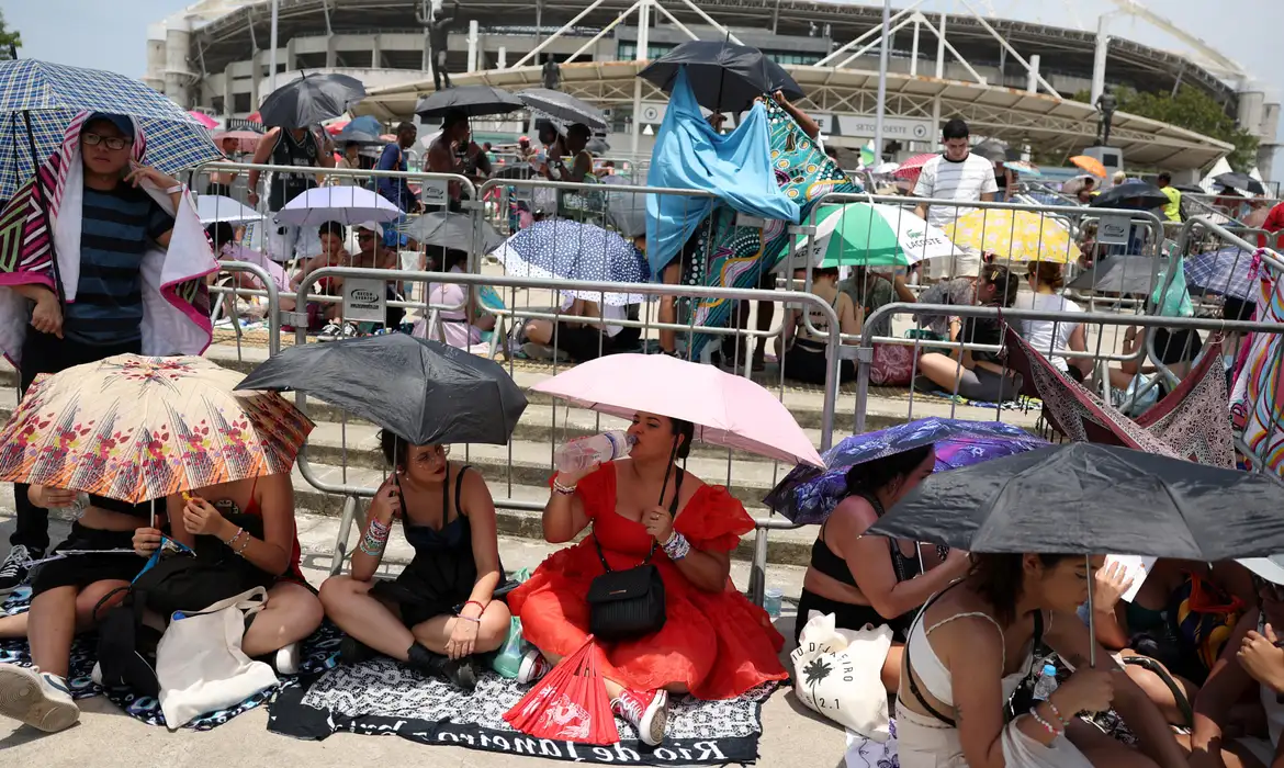 Fãs da Taylor Swift aguardam na fila para entrar no show