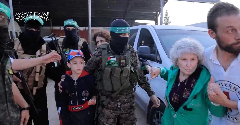 Alguns dos reféns libertados nesta sexta-feira (24) pelos terroristas do Hamas após serem sequestrados em 7 de outubro.