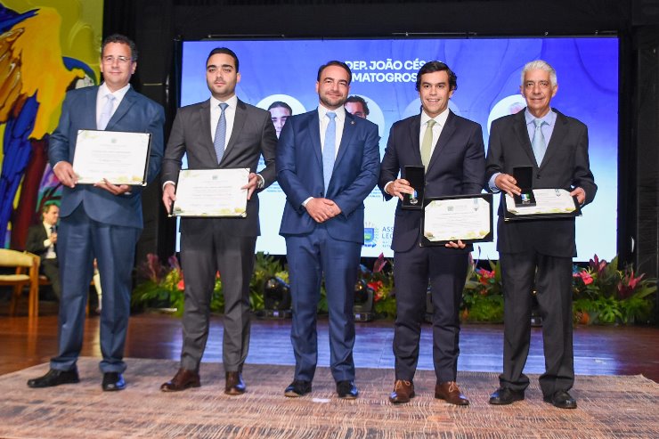 Parlamentar entregou Títulos de Cidadão Sul-mato-grossense e Comendas do Mérito Legislativo.