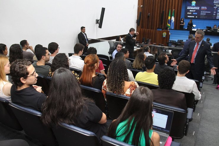 Deputado Paulo Corrêa recebeu falou sobre os trabalhos legislativos aos estudantes