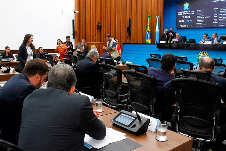 Deputados apreciam e votam as propostas durante sessão realizada no Plenário da ALEMS