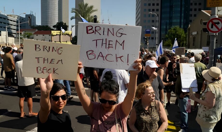 Israelenses participam de uma manifestação em Tel Aviv, pedindo o retorno de familiares que foram feitos reféns durante invasão do Hamas a Israel
