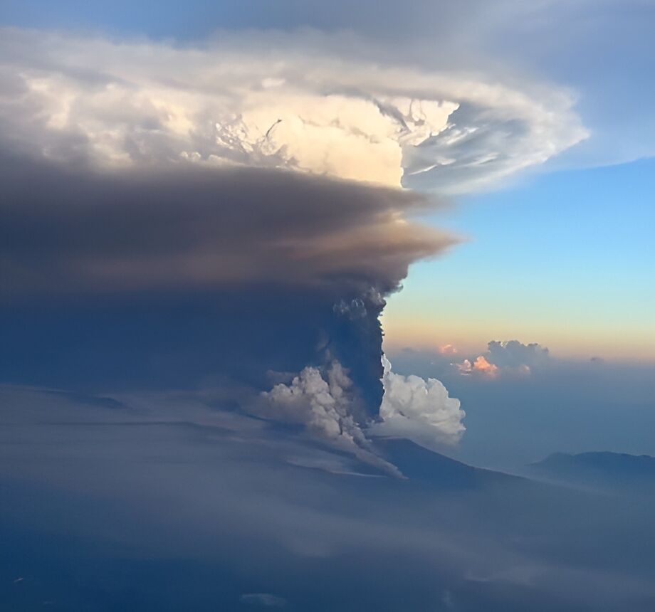 Cinzas espessas subiram ao céu e cobriram telhados e palmeiras de Papua Nova-Guiné, que está sob o 'Circuito de Fogo' do oceano Pacífico, uma das regiões com maior atividade vulcânica do mundo