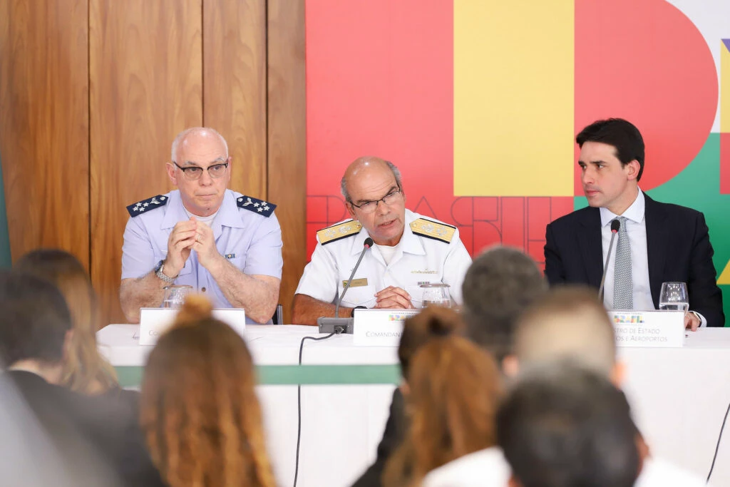 Ao centro, o comandante da Marinha, Almirante de Esquadra Marcos Sampaio Olsen