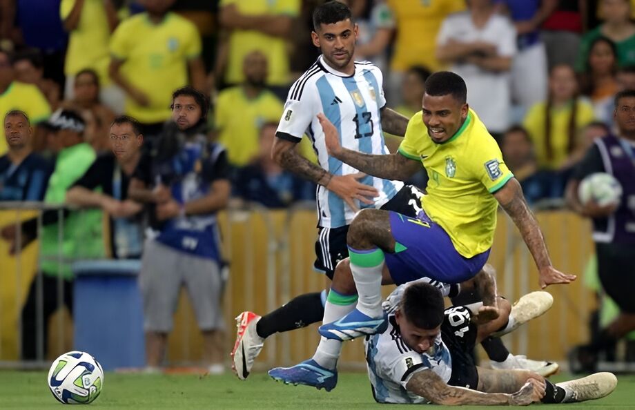 Gabriel Jesus leva a pior em dividida durante Brasil x Argentina pelas Eliminatórias