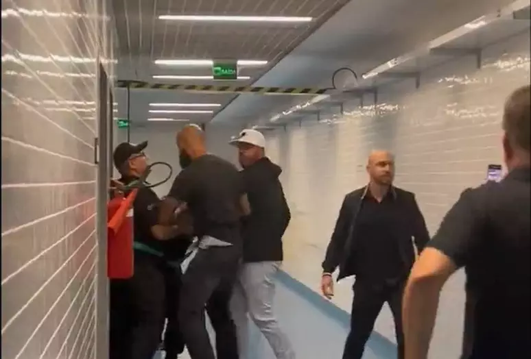 Alessandro, gerente de futebol do Corinthians, tenta invadir sala do VAR na Arena do Grêmio.