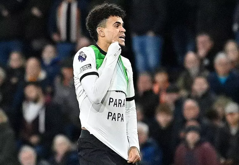 Luis Díaz faz o gol de empate do Liverpool e mostra por baixo da camisa a frase: Liberdade para papai