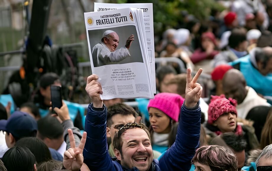 Um homem segura uma foto do papa Francisco durante uma missa em resposta a Milei em Buenos Aires