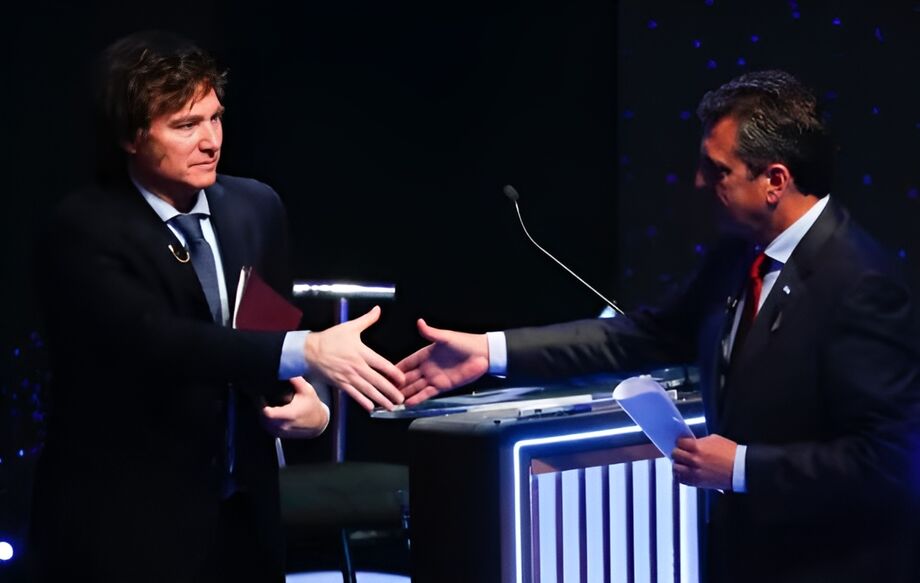 Os candidatos Javier Milei e Sergio Massa se cumprimentam durante debate eleitoral no primeiro turno
