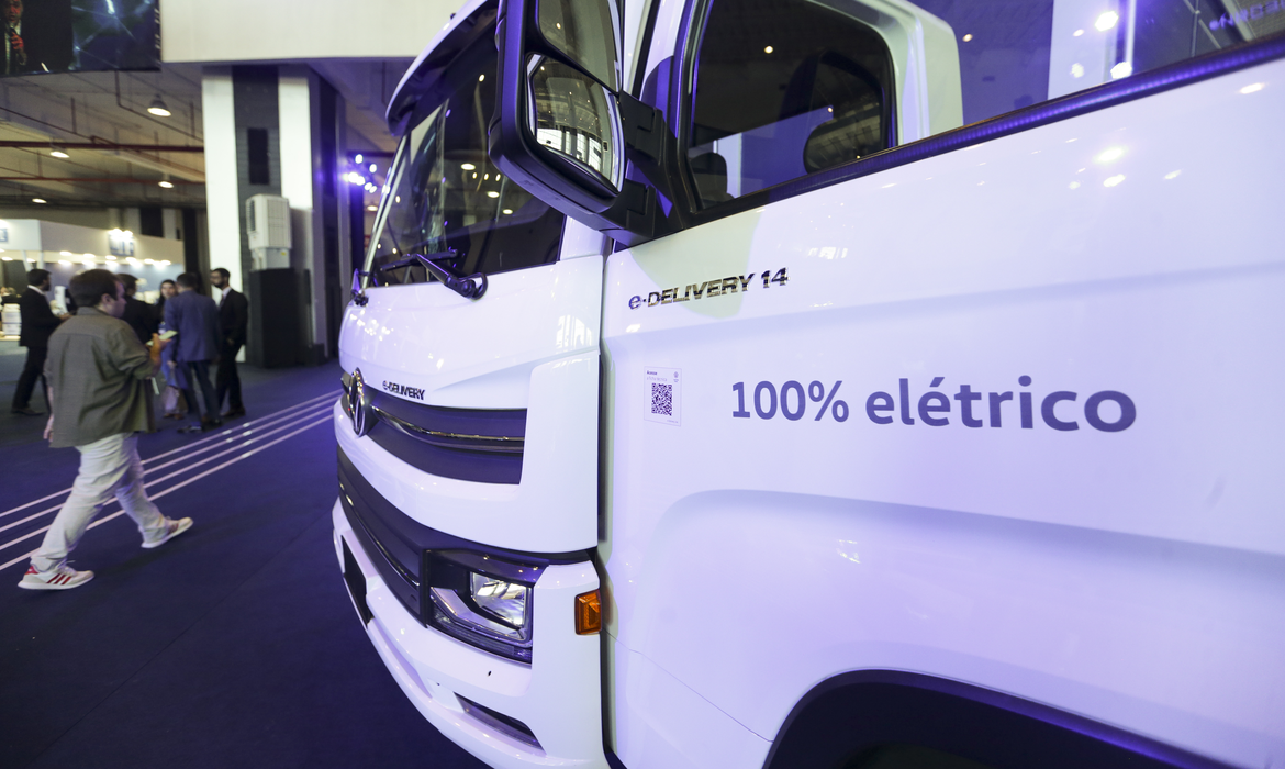Governo retoma imposto de importação para carros elétricos a partir de 2024