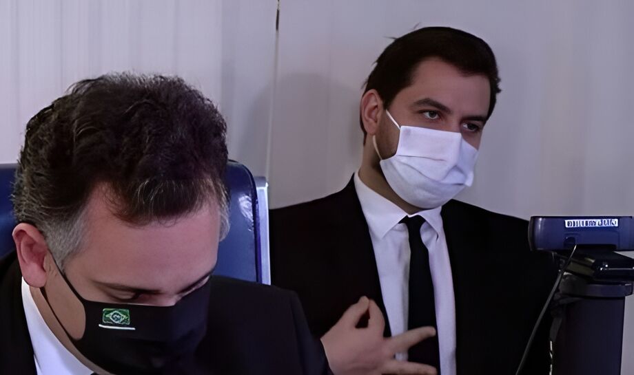 Filipe Martins fez gesto associado a supremacistas brancos durante sessão do Senado em março de 2021