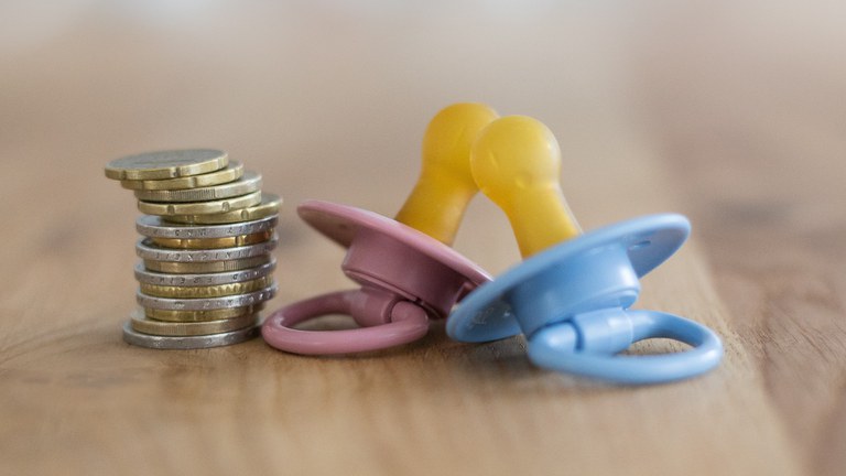 Chupetas e moedas.