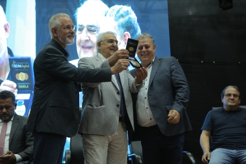 O presidente do Tribunal de Contas de Mato Grosso do Sul, conselheiro Jerson Domingos recebe a homenagem