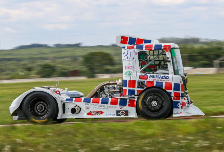 Caminhão do piloto Pedro Muffato, número 20, no autódromo internacional