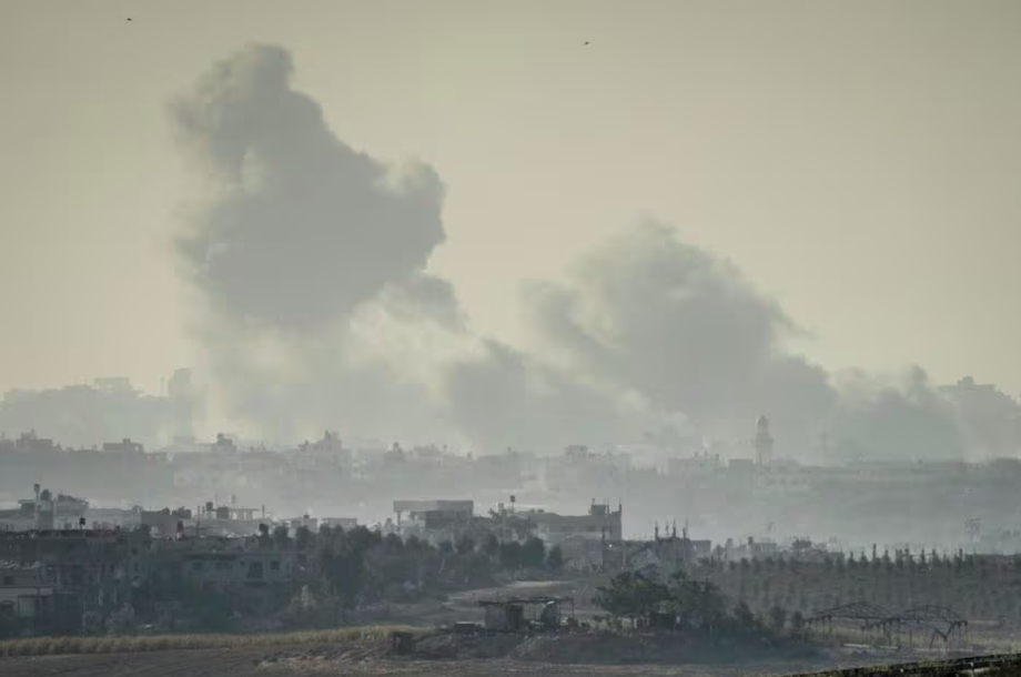 Fumaça sobe de edifícios destruídos na Faixa de Gaza, em imagem feita em Sderot, em Israel, no dia 5. Destruição no enclave é diária após o ataque terrorista do Hamas em Israel no dia 7.